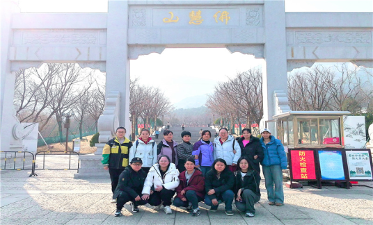 巾幗綻芳華，登山展風采